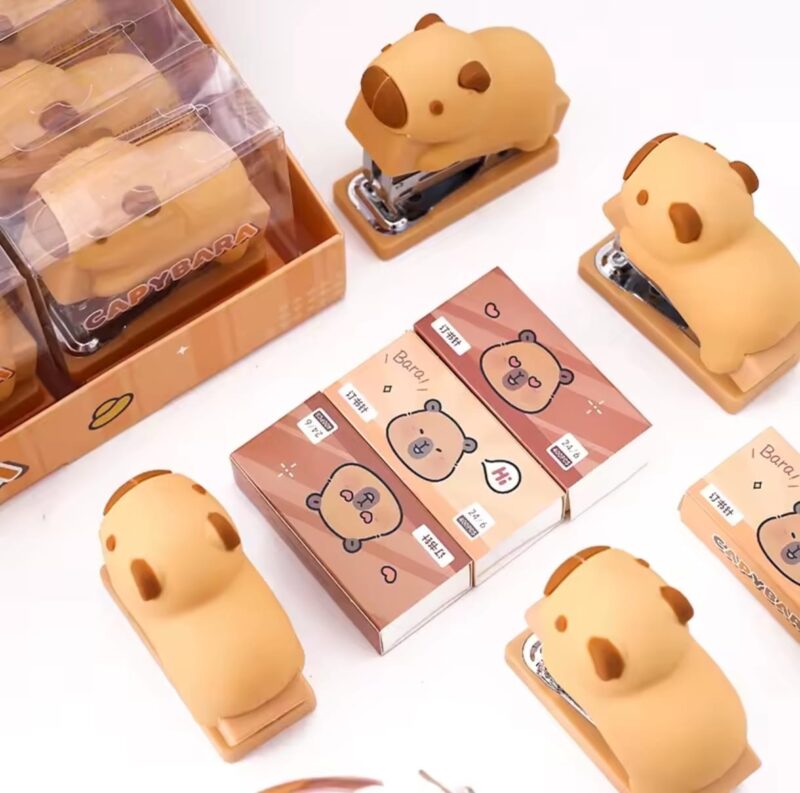 Grampeador cartoon capivara