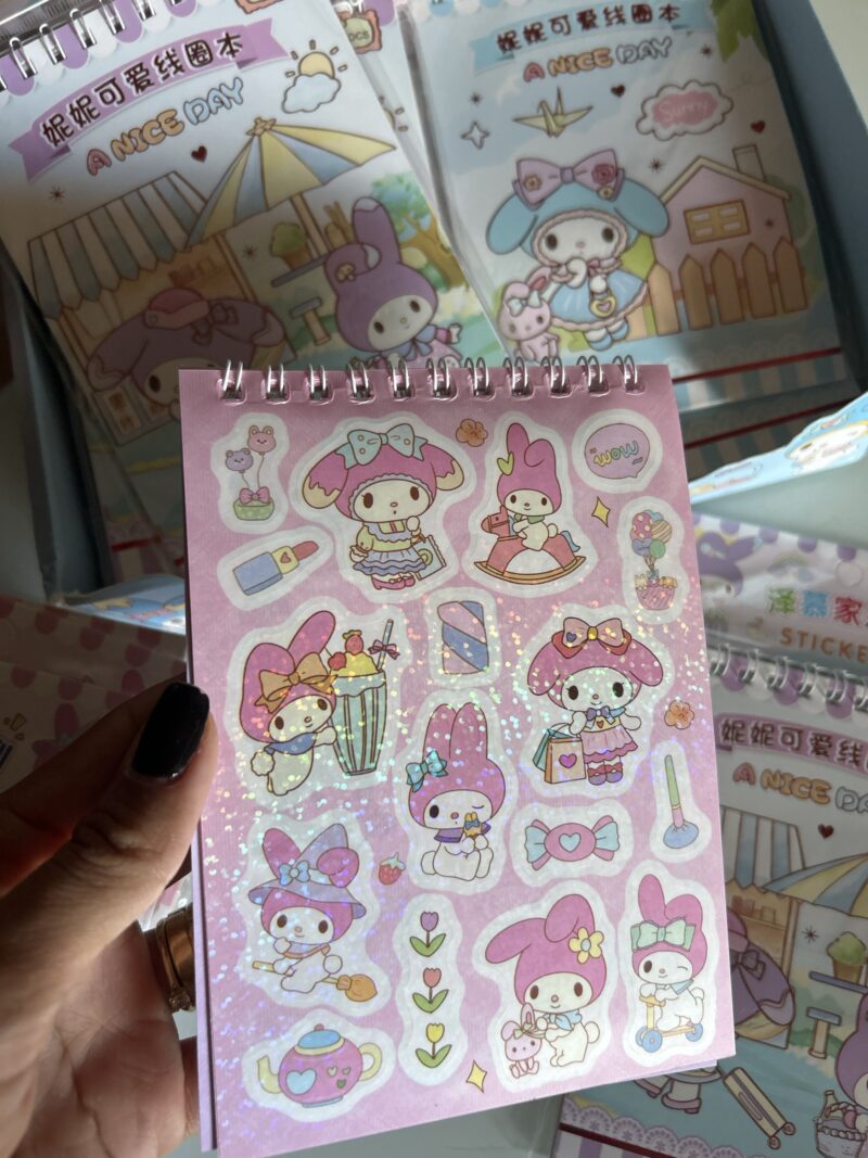 Mini caderno adesivos turminha Hello Kitty - Image 3